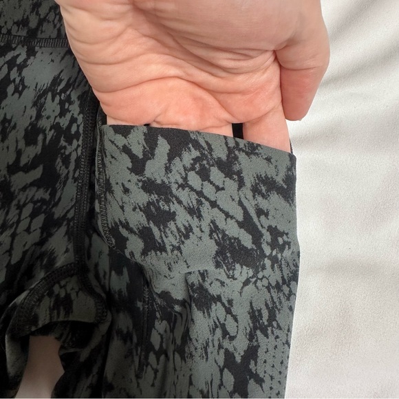 Athleta Salutation Stash Pocket II Printed 7/8 Snakeskin Black and gray sz XS TP - Picture 6 of 12